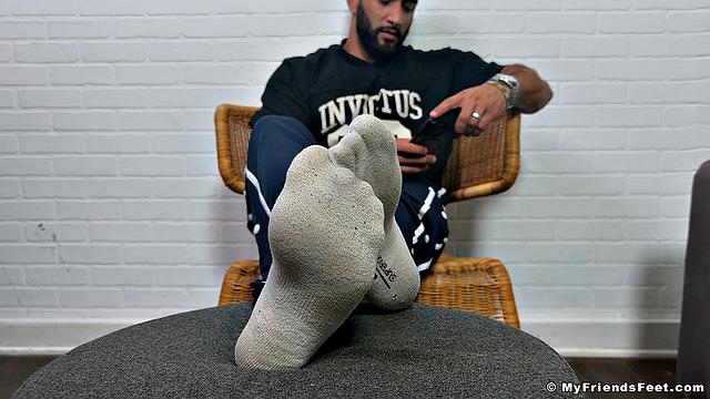 Dominus Shows off His Size 11 Feet