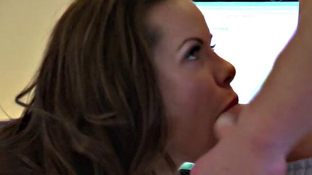 пара с аппетитом трахается в прямом эфире и не знает стыда