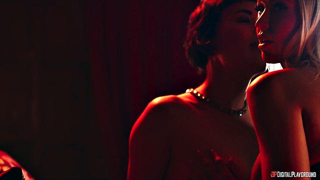 принцессы срывают запреты и ласкают друг друга в темнице