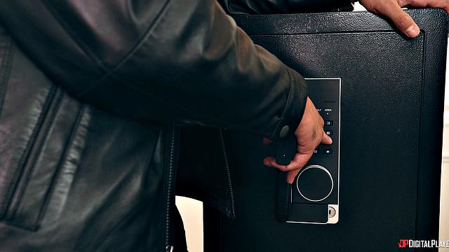 опасная парочка развела семейную четвёрку до страсти