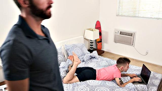 отчим считает, что лучший способ помочь с домашкой - дать пососать