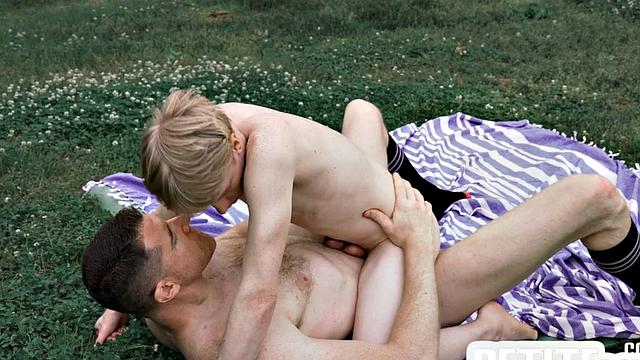 высокий папик трахает худого пацана на свежем воздухе