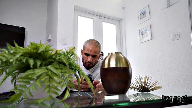 Дрочу на йогу, когда Киара Эдвардс с Джоном тусуются на коврике и сосут член по очереди под присмотром скрытой камеры.