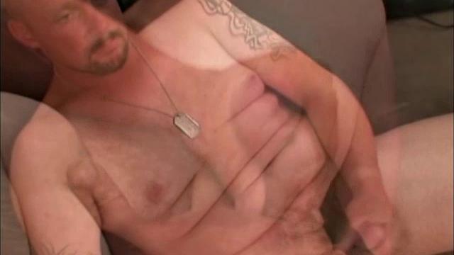 Ричард дрочит до предела и кончает мощно