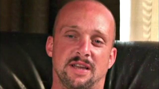 Ричард дрочит до предела и кончает мощно