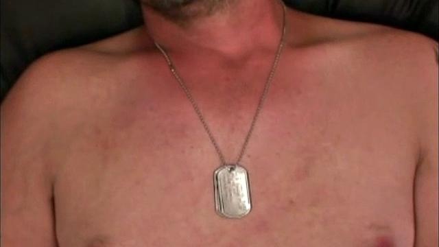 Ричард дрочит до предела и кончает мощно