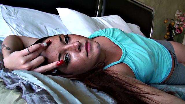 я разрываю её на кровати, пока она стонет от наслаждения