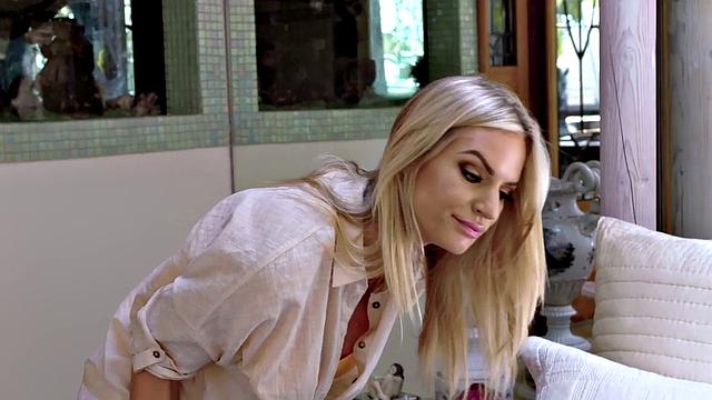 муж сбежал, зато сосед по газону массирует зрелую киску