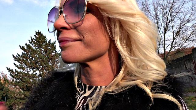 Блондинка-милфа с радостью тратит чужие выигранные деньги