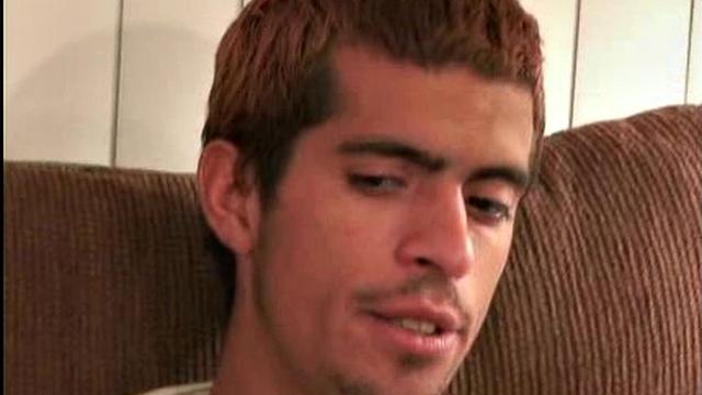 Nate дрочит с остервенением и выстреливает мощно