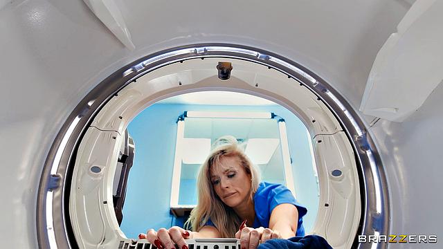 медсестра-милфа ловит заряд бодрости до работы-стирка будет весёлой