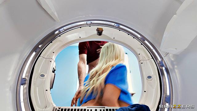 медсестра-милфа ловит заряд бодрости до работы-стирка будет весёлой