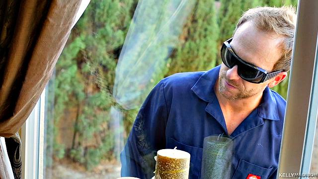 блондинка milf трахается с дезинсектором у себя дома