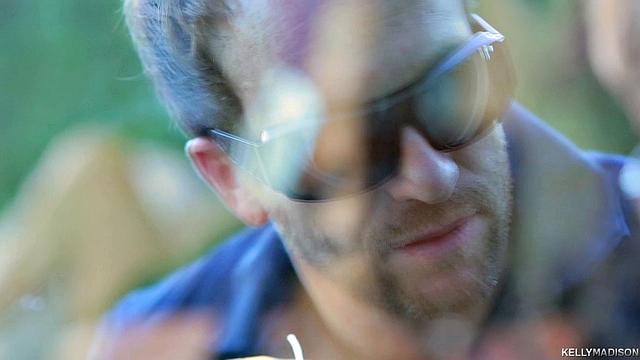 блондинка milf трахается с дезинсектором у себя дома