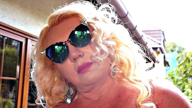 Марисса Керт прикрыла сиськи, но крема на бутылку не хватило