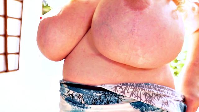 Марисса Керт прикрыла сиськи, но крема на бутылку не хватило