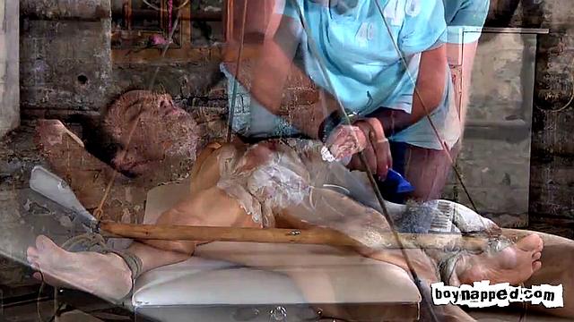 Возбуждённого Лео выбривают дочиста - Лео Джеймс и Себастьян Кейн