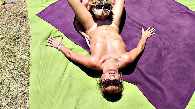 британские милфы забыли про мужей и устроили лесбийские забавы