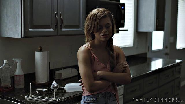 Крис трахает неуважительную невестку Дженни на кухне, учит её уважать старших.