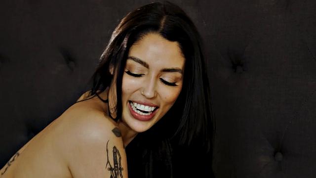 Stunning babe facesitting on GF