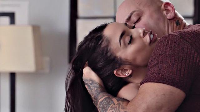 Татуированная блондинка яростно трахается и получает сперму в джинсы