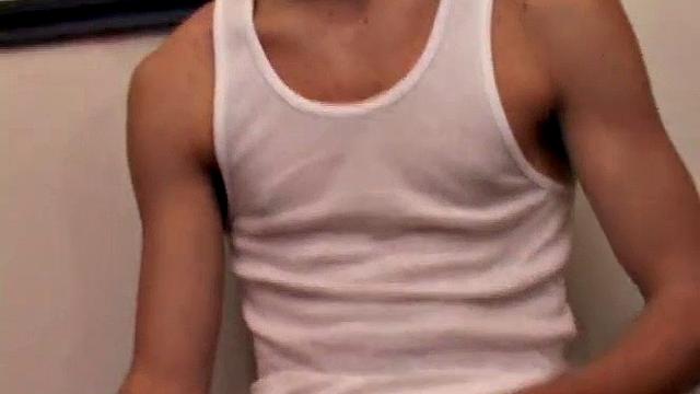 Бреннан Старк грубо дрочит и выстреливает мощно