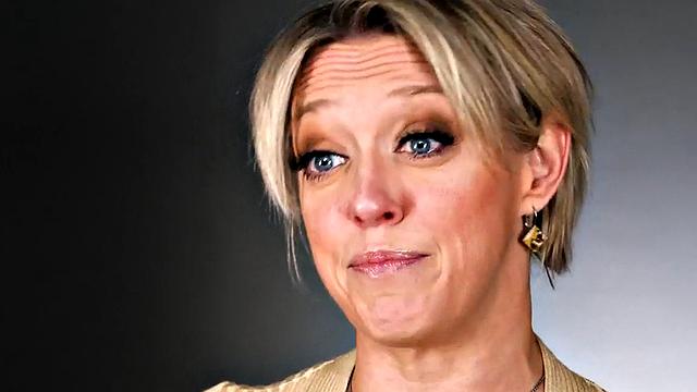 зрелая блондинка не выдерживает и дрочит свою киску после кастинга