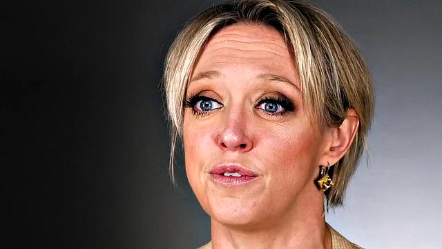 зрелая блондинка не выдерживает и дрочит свою киску после кастинга