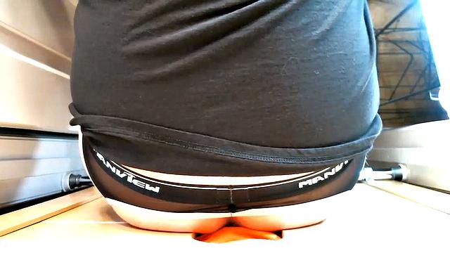 На глори-холе работает обеими дырками-веселее не бывает!