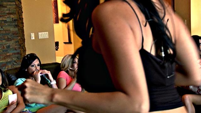 десять зрелых порно-див устраивают битву за корону в особняке