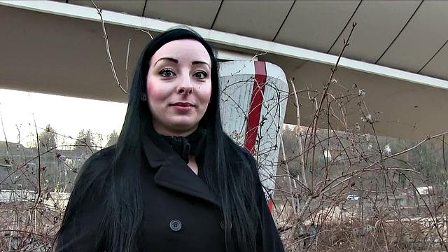 роковая брюнетка сосёт и трахается под эстакадой с кайфом