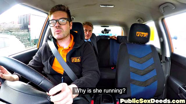 Зрелая ученица отсасывает инструктору в машине, потом катается на члене.