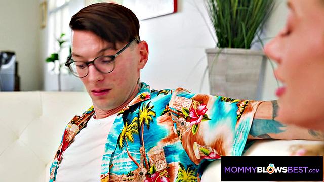 барби-милфа с роскошными сиськами дрочит ногами и жадно сосет мой член