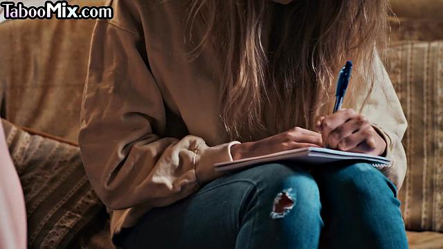 Маленькая соблазнительница ласкает зрелую тетку с большой задницей языком до дрожи в коленях.