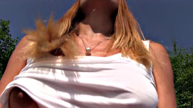 блондинка с большими сиськами трахается на природе