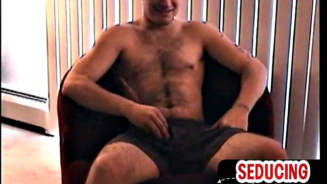 гетеро парень дрочит с гей-другом и кайфует