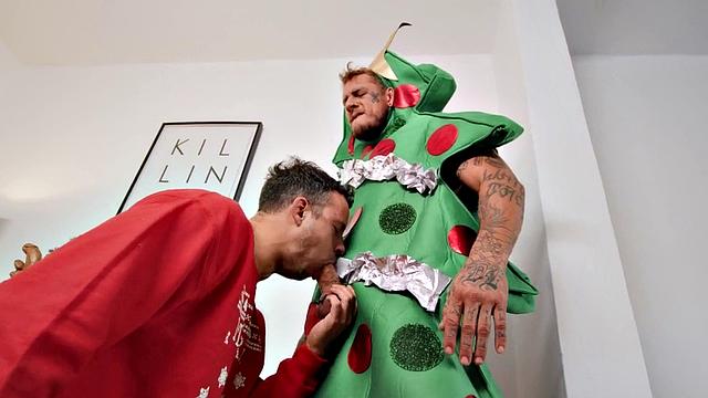 Татуированный красавчик получает глубокий минет от парня и трахается без гондона