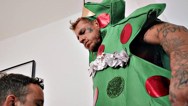 Toying stud gets his cock sucked by BF before barebacking