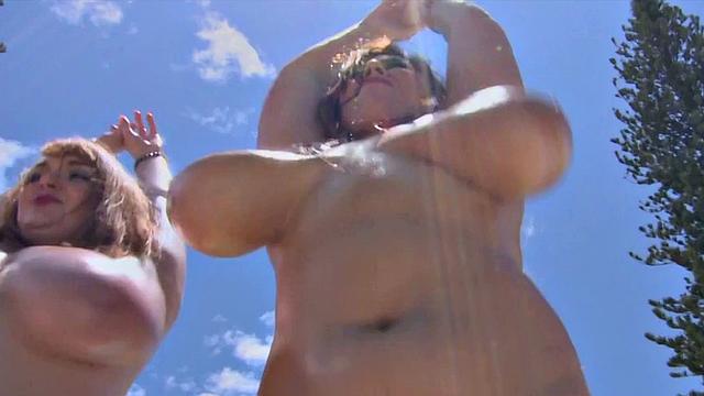 три пышногрудые брюнетки мажут друг друга маслом в бикини у бассейна