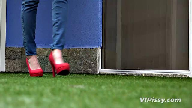 Vipissy - Pizza Time - Piss Drinking