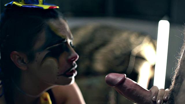 Violet Starr соблазняет в образе Джокера и кружевном белье