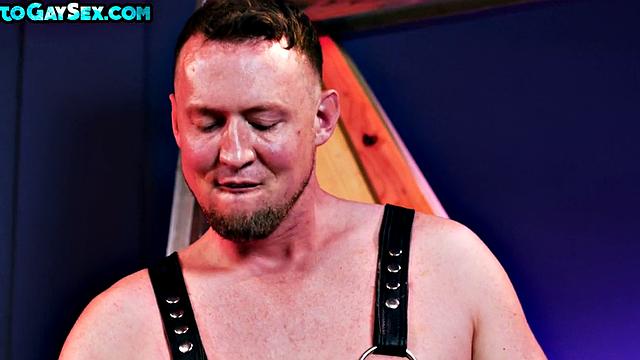 брутальный качок орет от мощного фистинга черного саба