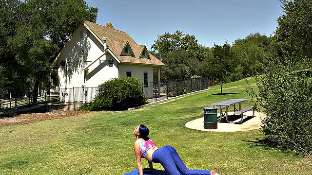 зрелая ева марлоу ловит вуайериста и трахается с ним на улице