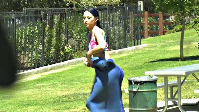 Big Boobs Milf Eve Marlow Finds A Voyeur Jerking Off And Invites For Hardcore Fuck