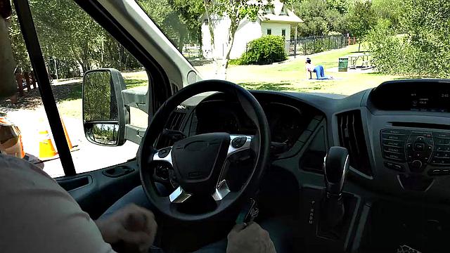 зрелая ева марлоу ловит вуайериста и трахается с ним на улице