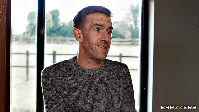 мужик пришел вернуть бывшую, а трахает обеих