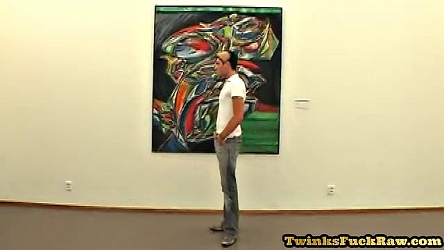 Два мускулистых гея не сдерживаются на природе и трахаются в жопу по полной программе.