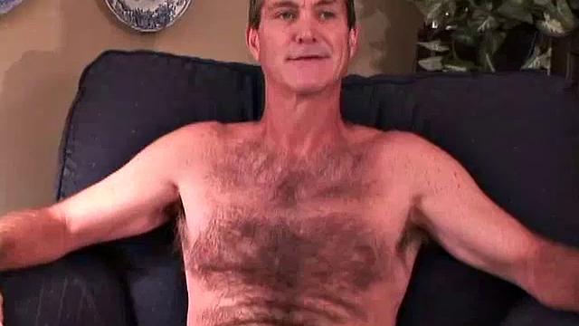 джесси дрочит парню и доводит до конча