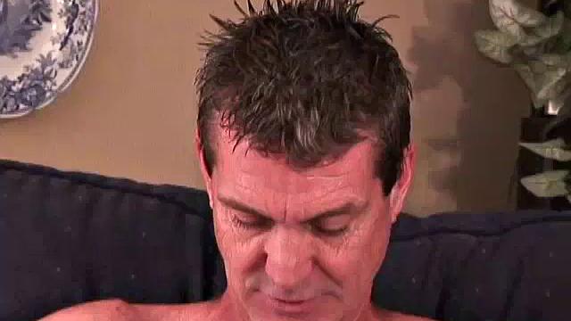 джесси дрочит парню и доводит до конча