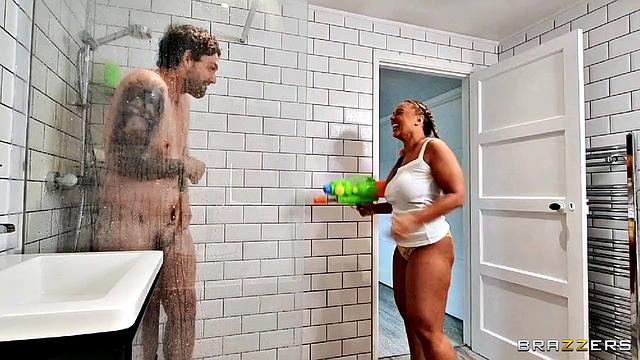 Бет Беннет пошутила в душе, а потом устроила мужу минет по-британски!